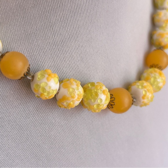 Vintage Yellow Lucite Necklace 1960s Floral Beads Mod Retro Mid Century Jewelry - Picture 3 of 9
